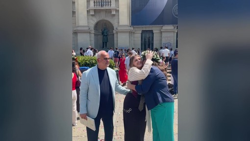 BigMama si laurea, l'abbraccio alla mamma e al papà dopo la proclamazione