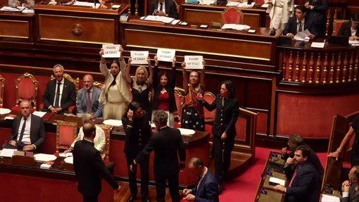 Caso Delmastro, protesta dei 5 Stelle al Senato: banchi del governo occupati e cartelli "Fuori le chat"