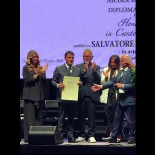 Sal Da Vinci in lacrime, la dedica nel ricevere il Diploma honoris causa