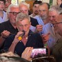 Alemanno esce dal carcere e si rimette la croce celtica al collo Alemanno esce dal carcere e si rimette la croce celtica al collo