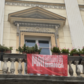 Aosta dice no alla violenza sulle donne: la bandiera bianca diventa un impegno quotidiano Aosta dice no alla violenza sulle donne: la bandiera bianca diventa un impegno quotidiano