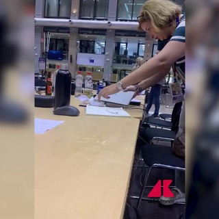 Imprevisto a Bruxelles, pioggia nella sala stampa del Consiglio europeo Imprevisto a Bruxelles, pioggia nella sala stampa del Consiglio europeo