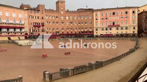 Palio di Siena verso nuovo rinvio, ancora pioggia su piazza del Campo Palio di Siena verso nuovo rinvio, ancora pioggia su piazza del Campo