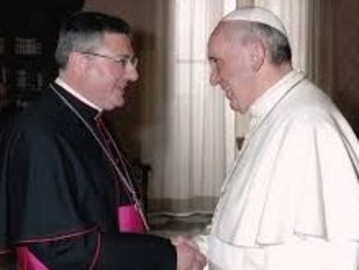 Monsignor Lovignana, Vesvovo di Aosta, commenta l’invito del Papa a preti: “Scalzo, leggero e senza agenda”