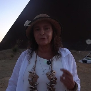 La cantautrice Aida Satta Flores al Rito della Luce a Fiumara d'arte: "Antonio Presti è un visionario" La cantautrice Aida Satta Flores al Rito della Luce a Fiumara d'arte: "Antonio Presti è un visionario"