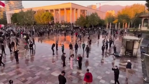 Gli studenti albanesi contro Edi Rama, violenti scontri a Tirana