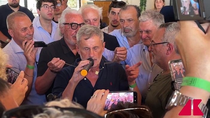 Alemanno esce dal carcere e si rimette la croce celtica al collo