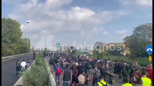 Cortei a Milano, migliaia di manifestanti invadono la tangenziale Cortei a Milano, migliaia di manifestanti invadono la tangenziale
