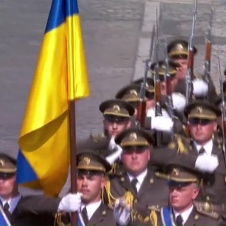 Ucraina, i soldati di Kiev sfilano nella parata di Parigi e Zelensky si commuove Ucraina, i soldati di Kiev sfilano nella parata di Parigi e Zelensky si commuove