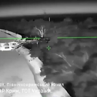 L'attacco dei droni ucraini contro il ponte ferroviario in Crimea L'attacco dei droni ucraini contro il ponte ferroviario in Crimea