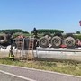 Udine, autocisterna piena di benzina si ribalta: l'operazione di travaso dei Vigili del Fuoco