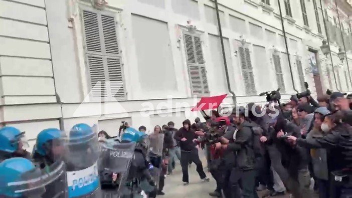 Cortei a Torino, manifestanti cercano di forzare il blocco: le cariche della polizia