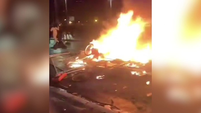 Da Milano a Bologna, i video degli scontri di piazza e degli assalti ai negozi