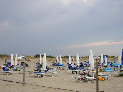 Chiusi gli ombrelloni, molti oggetti strani restano in spiaggia