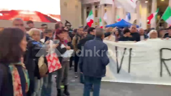 "Vi remigreremo tutti", tensione alla manifestazione dei giovani di centrodestra a Milano "Vi remigreremo tutti", tensione alla manifestazione dei giovani di centrodestra a Milano