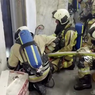 Incendio a Bruxelles, diversi morti e dispersi. L'intervento dei vigili del fuoco Incendio a Bruxelles, diversi morti e dispersi. L'intervento dei vigili del fuoco