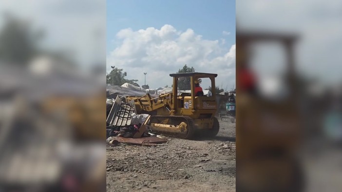 Calabria, ruspe smantellano tendopoli dei braccianti a San Ferdinando Calabria, ruspe smantellano tendopoli dei braccianti a San Ferdinando
