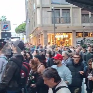 Da Milano a Bari e Roma, tra cori e bandiere le manifestazioni in tutta Italia Da Milano a Bari e Roma, tra cori e bandiere le manifestazioni in tutta Italia