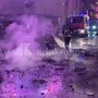 Scontri a Milano, assalti ai negozi e attacchi alla polizia: il caos in centro Scontri a Milano, assalti ai negozi e attacchi alla polizia: il caos in centro