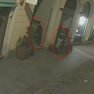 Picchiavano e rapinavano in pieno centro a Varese, ripresi dalle telecamere di sorveglianza