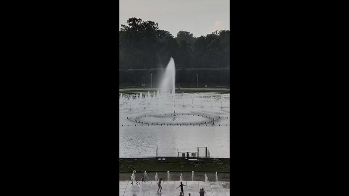 Fulmine colpisce una fontana in Polonia e... la manda ko