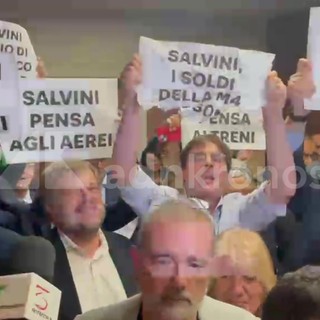 Milano, Salvini al Pirellone contestato dal Pd: "Pensa ai treni e agli aerei" Milano, Salvini al Pirellone contestato dal Pd: "Pensa ai treni e agli aerei"