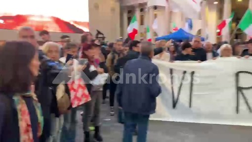 "Vi remigreremo tutti", tensione alla manifestazione dei giovani di centrodestra a Milano "Vi remigreremo tutti", tensione alla manifestazione dei giovani di centrodestra a Milano