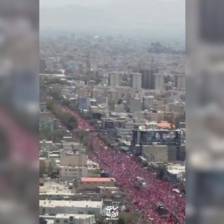 Funerali Khamenei, centinaia di migliaia di iraniani nelle strade: il video dall'alto