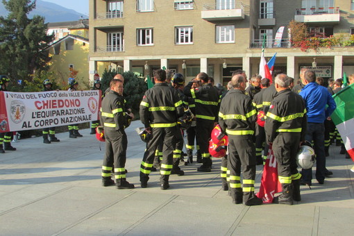 Vigili del fuoco valdostani protestano a Palazzo regionale
