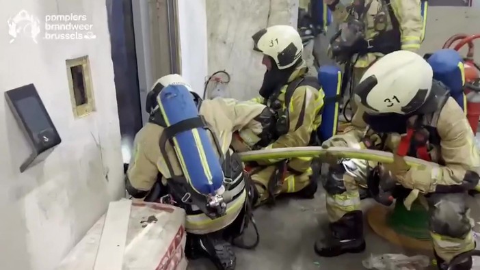 Incendio a Bruxelles, diversi morti e dispersi. L'intervento dei vigili del fuoco Incendio a Bruxelles, diversi morti e dispersi. L'intervento dei vigili del fuoco