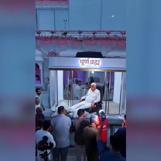Il santone indiano si sposta fra i fedeli in una teca con l'aria condizionata, è polemica - video