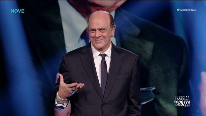 Crozza diventa Bersani, l'appello a Schlein-Conte e la stoccata a Renzi