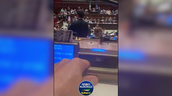 Legge elettorale, i "Vannacciani" si filmano mentre votano: "Traditori della destra non siamo noi"