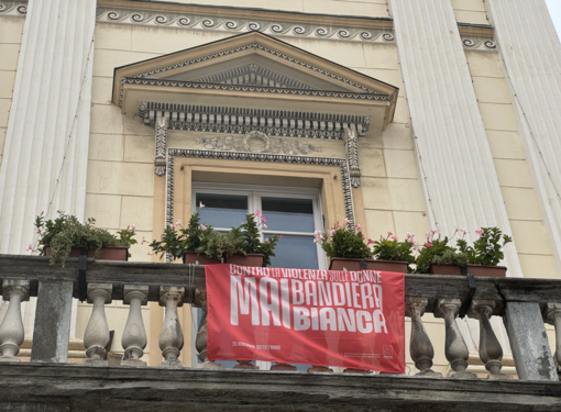 Aosta dice no alla violenza sulle donne: la bandiera bianca diventa un impegno quotidiano Aosta dice no alla violenza sulle donne: la bandiera bianca diventa un impegno quotidiano