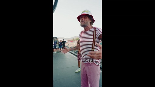 Jovanotti e la sua band rendono omaggio al 'Maestrone' Guccini