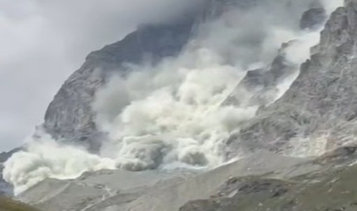 Crollo sul Cervino, scatta l'allarme: sospese le ascensioni alla Gran Becca dopo la maxi frana sulla parete Sud Crollo sul Cervino, scatta l'allarme: sospese le ascensioni alla Gran Becca dopo la maxi frana sulla parete Sud