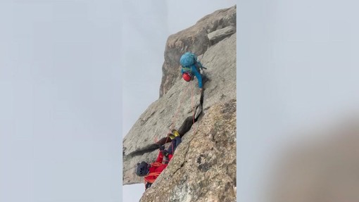 Due alpinisti bloccati sul Dente Gigante in Valle d'Aosta, le immagini dei soccorsi Due alpinisti bloccati sul Dente Gigante in Valle d'Aosta, le immagini dei soccorsi