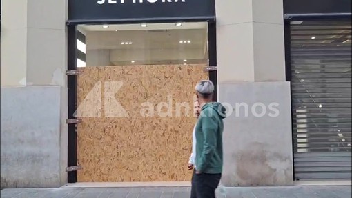 Bari, negozi del centro blindano le vetrine nel giorno delle proteste Bari, negozi del centro blindano le vetrine nel giorno delle proteste