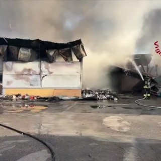 Vasto incendio in un capannone industriale a Napoli, l'intervento dei Vigili del Fuoco Vasto incendio in un capannone industriale a Napoli, l'intervento dei Vigili del Fuoco