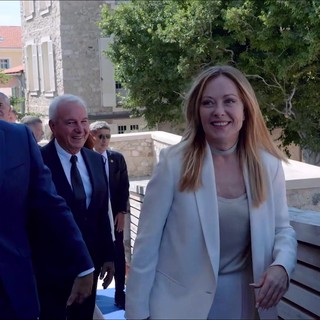 Italia-Francia, Macron accoglie Meloni al Museo Picasso di Antibes. E i turisti la salutano: "Giorgia, Giorgia"
