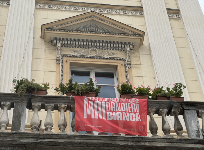 Aosta dice no alla violenza sulle donne: la bandiera bianca diventa un impegno quotidiano Aosta dice no alla violenza sulle donne: la bandiera bianca diventa un impegno quotidiano