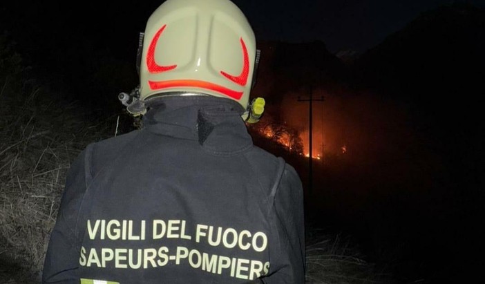 Incendio boschivo a Effraz, domate le fiamme nel comune di Quart