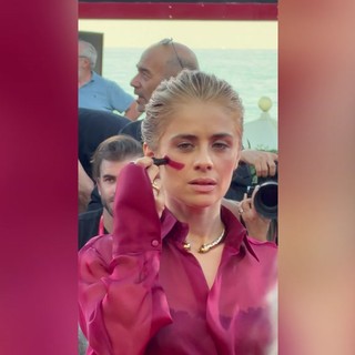 Venezia 83, Greta Scarano sul red carpet con il segno rosso contro la violenza sulle donne