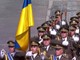 Ucraina, i soldati di Kiev sfilano nella parata di Parigi e Zelensky si commuove
