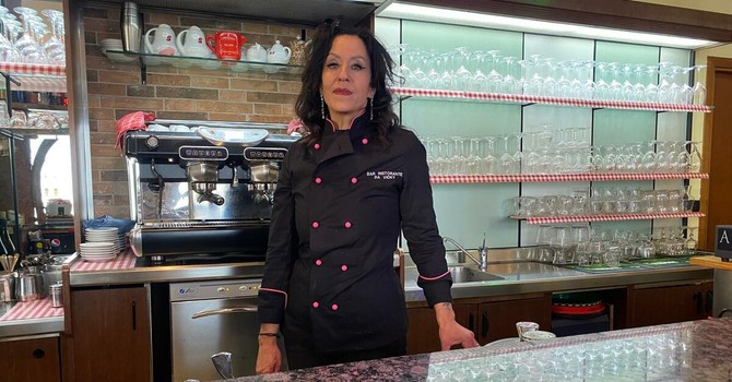 Viky dietro al nuovo bancone