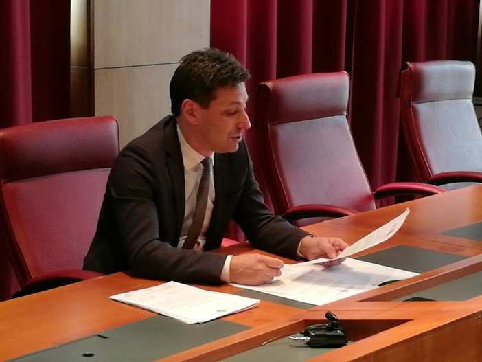 Il Presidente della Giunta, Laurent Vierin, durante l'illustrazione del provvedimento
