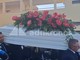 Funerali Lorena Isceri, l'uscita del feretro tra applausi e palloncini in cielo