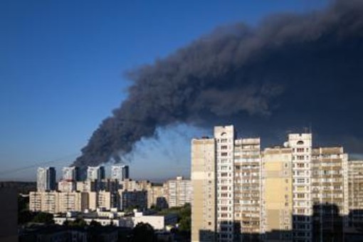 Ucraina, raid russo contro magazzino vicino a Kiev fa strage: almeno 27 morti