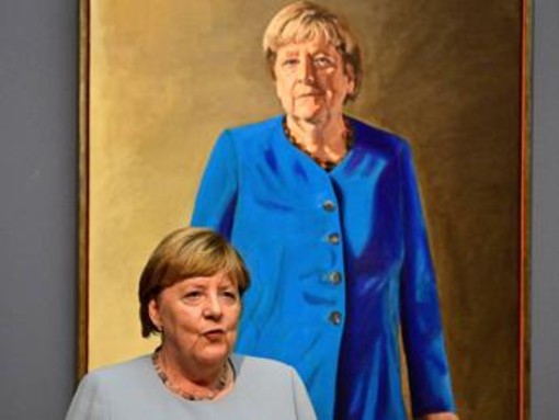 Merkel svela il suo ritratto: "E' strano quando si diventa storia" Merkel svela il suo ritratto: "E' strano quando si diventa storia"
