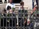 Funerali papa Francesco, il feretro accolto dagli 'ultimi': &quot;Ci ha aperto le porte della Chiesa&quot;